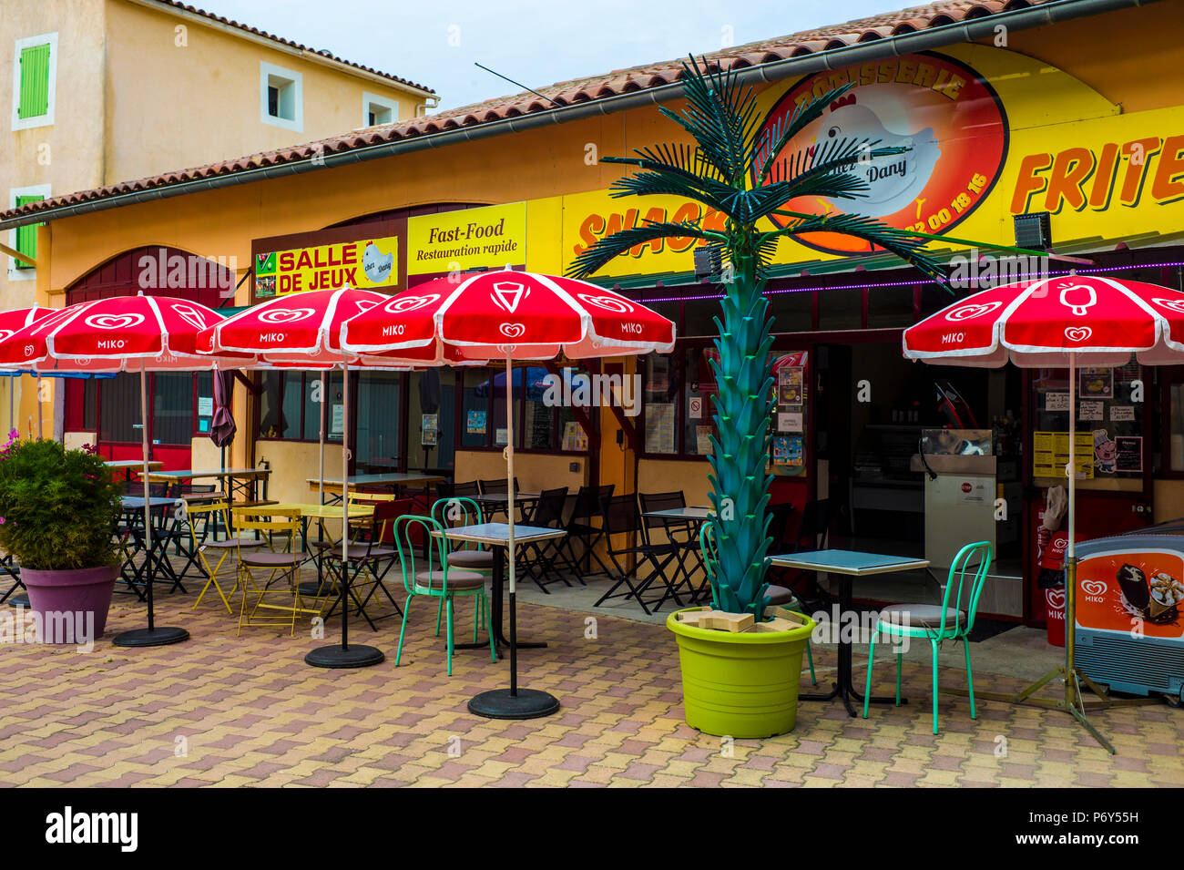 Cafe in L'Isle-sur-la-Sorgue Provence France Stock Photo - Alamy