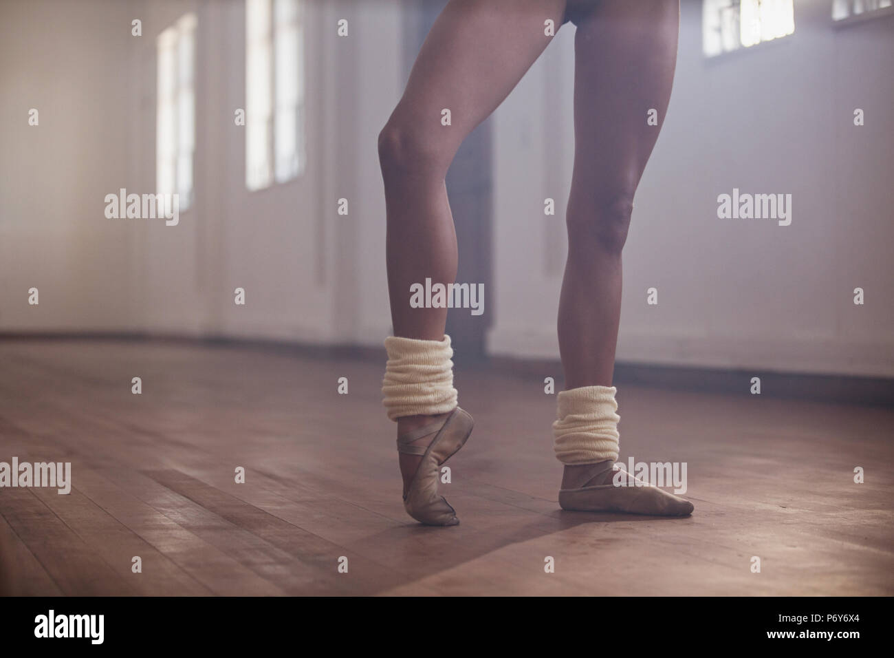 Female ballet dancer in dance hi-res stock photography and images - Alamy