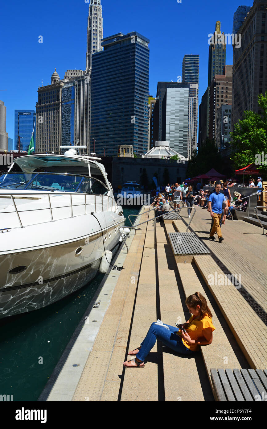 Private Boats Are Allowed To Dock Near Restaurants At The Chicago