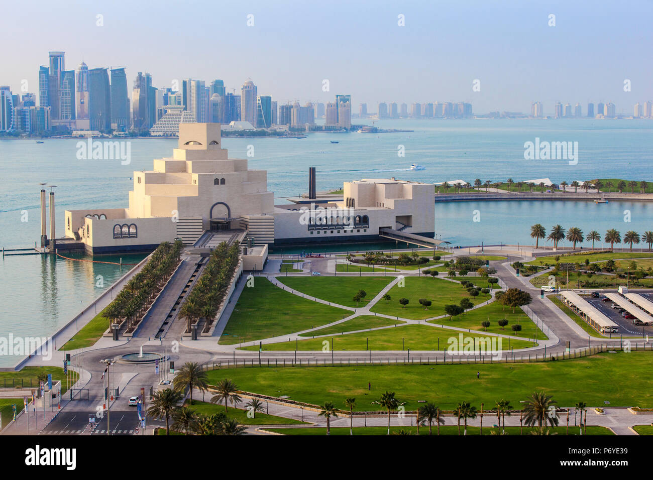 Doha qatar roundabout hi-res stock photography and images - Alamy