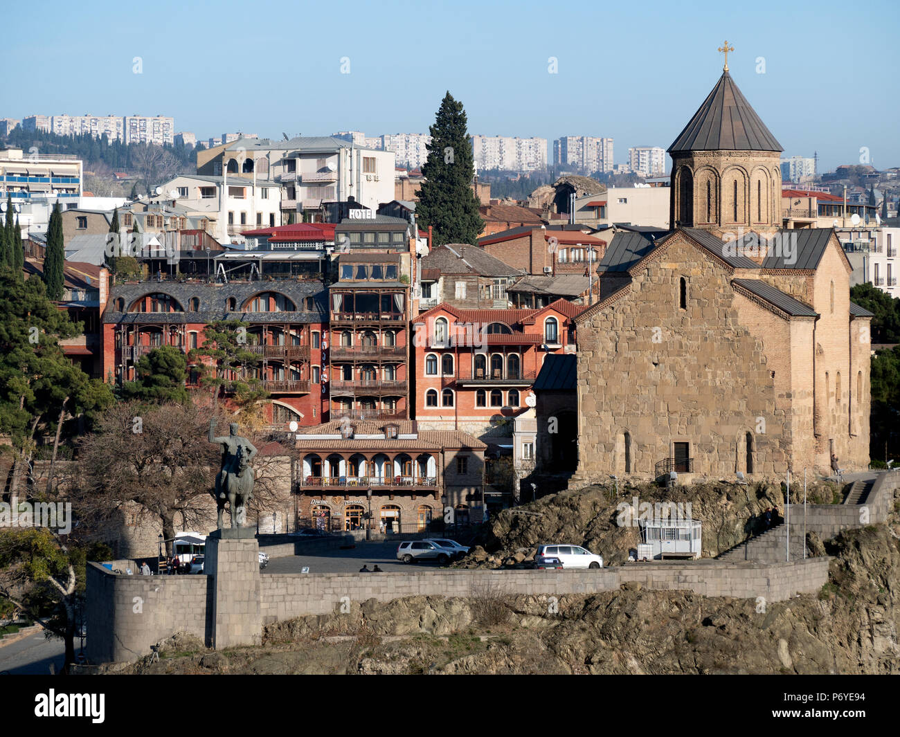 Tbilisi, Georgia - November 28, 2016 : Virgin Mary Metekhi church and traditional georgian buildings Stock Photo