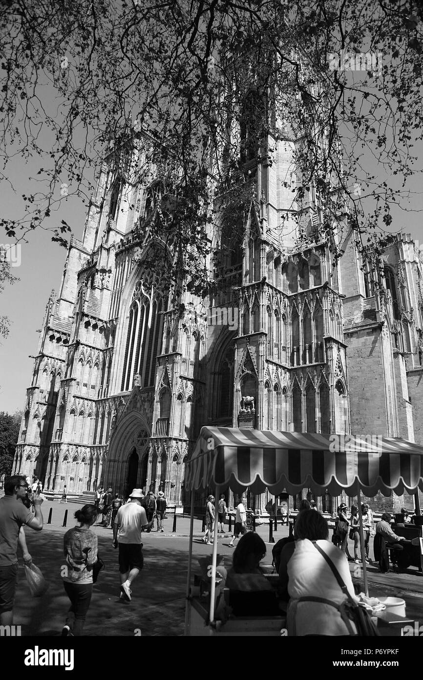 Gothic perpendicular english architecture Black and White Stock Photos ...