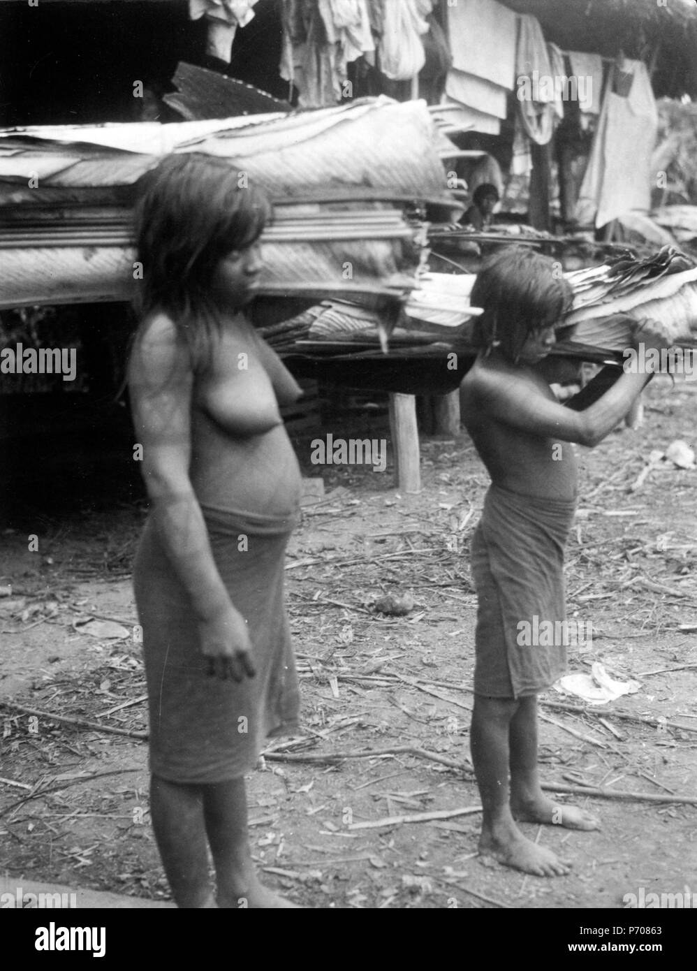 152 Kvinna och flicka, båda kroppsmålade, med blad. Rio Sambu. Panama -  SMVK - 004081 Stock Photo - Alamy