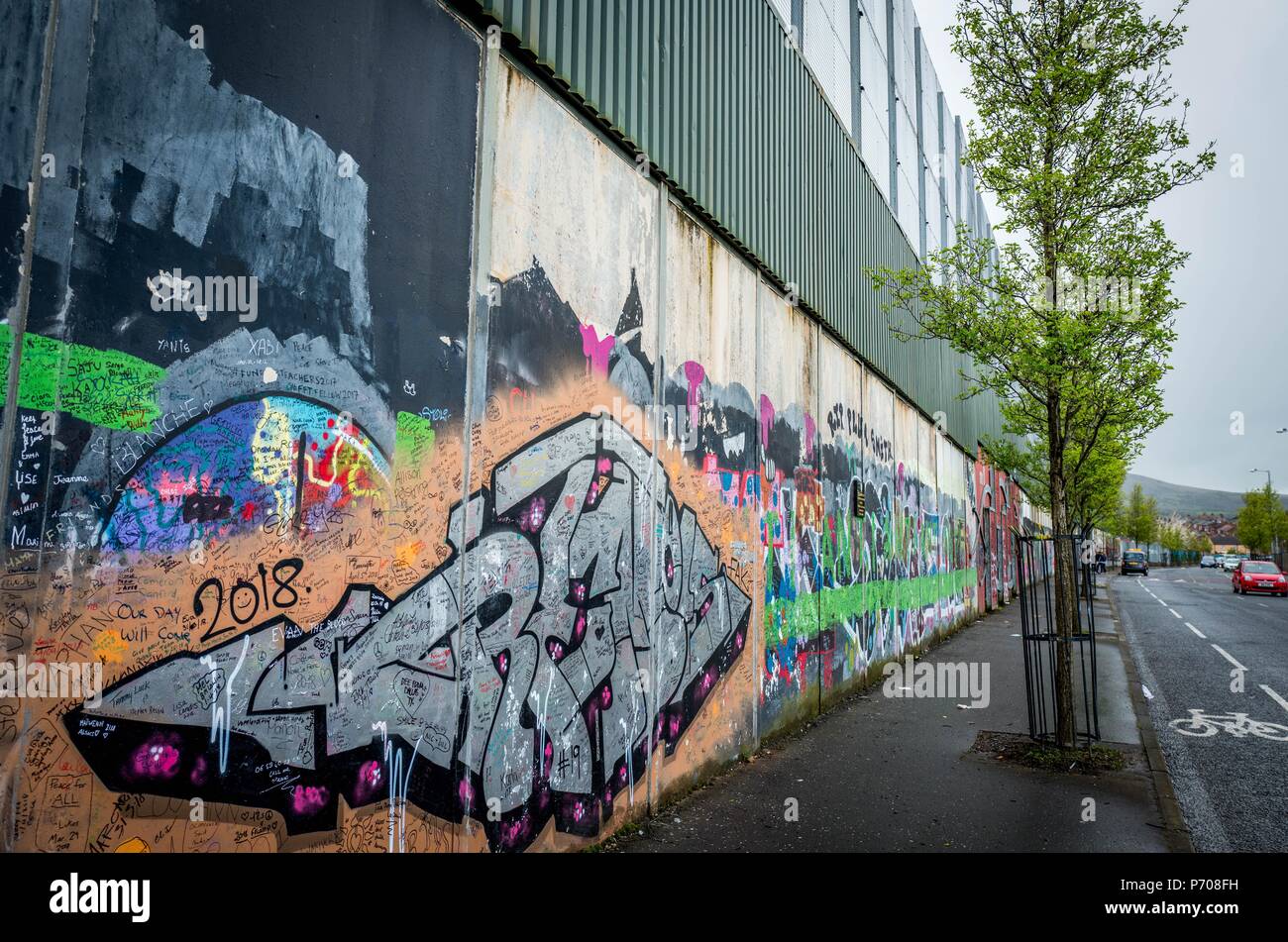 21/06/2018. Northern Ireland, United Kingdom. Northern Ireland. Picture taken April 28th, 2018. Children sign the peace wall near the Shankill Estate, Belfast, Northern Ireland. Belfast Northern So-called Peace Wall  dividing the loyalist (Protestant) Shankhill and republican Catholic Falls Road suburbs.Photo By Andrew Parsons/ Parsons Media Ltd Stock Photo