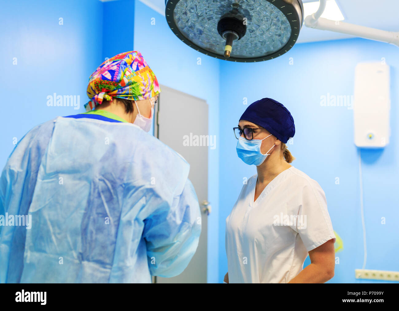 Two doctors discuss before surgery Stock Photo Alamy