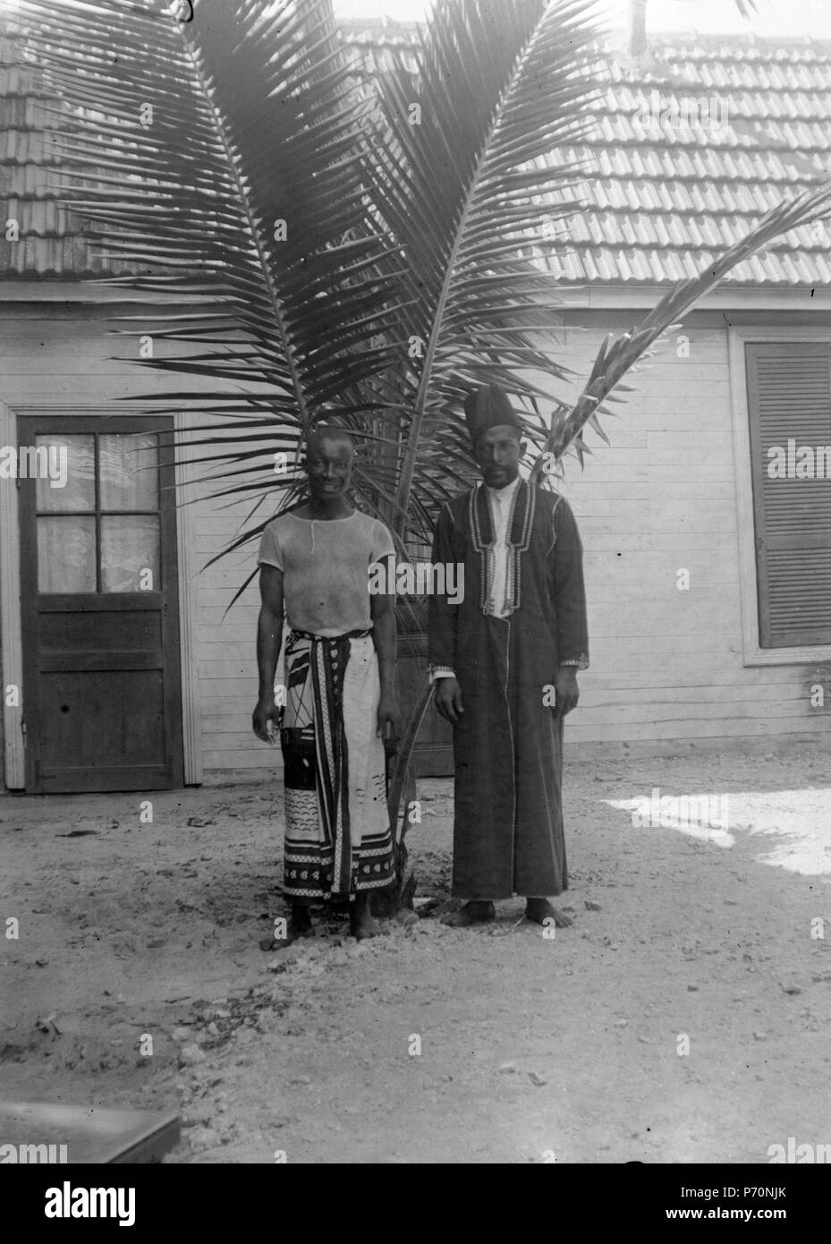 37 Kocken och betjänten hos Richmanns vid kokospalmen på gården. Datum, 1906. Ort, Majunga, Madagaskar - SMVK - 021825 Stock Photo