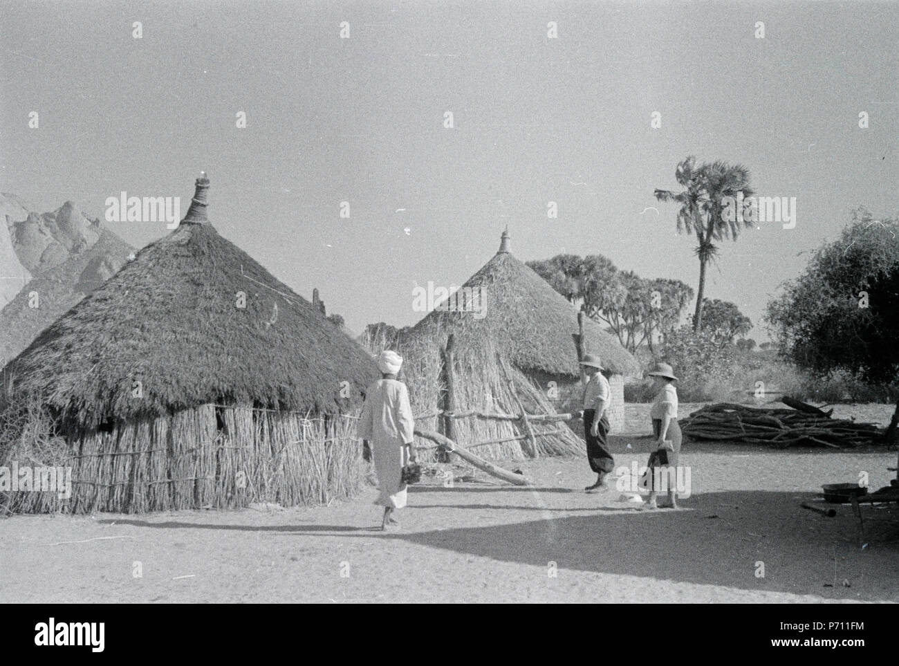 48 ETH-BIB-Besucher in Dorf im Sudan-Abessinienflug 1934-LBS MH02-22-0934 Stock Photo