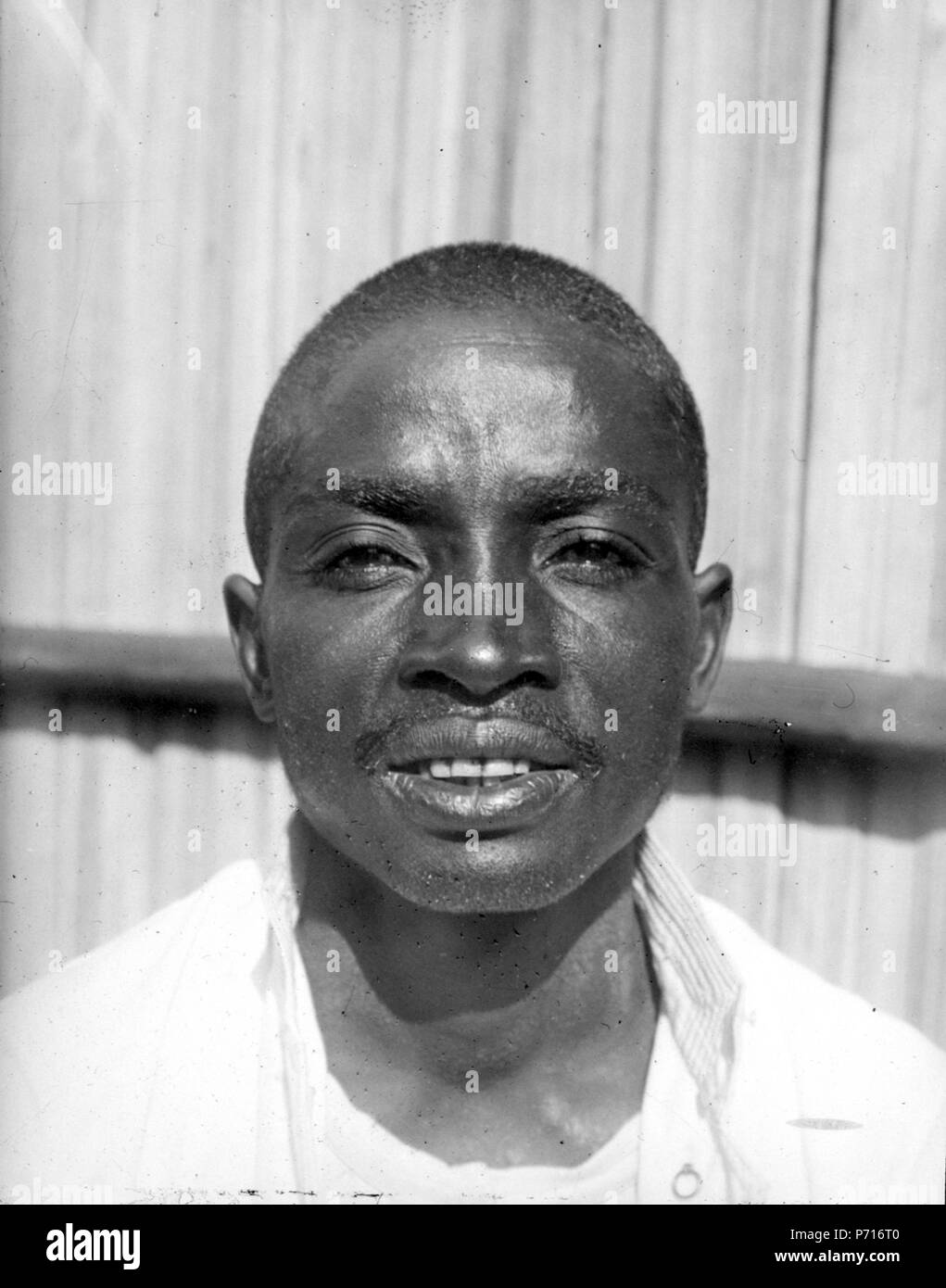Svenska: En betsileo-man vid namn Kotomanga, en face och i profil. Betsileo. Madagaskar. Walter Kauderns andra expedition till Madagaskar (1911–1912). English: Betsileo people (Q832229). Walter Kaudern's second expedition to Madagascar (1911–1912). 1911 9 En betsileo-man vid namn Kotomanga, en face och i profil. Sainte Marie de Marovoay. Madagaskar - SMVK - 001712 Stock Photo