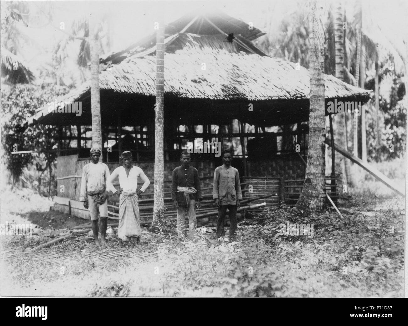 43 Moské. Fyra män står framför. Sulawesi. Indonesien - SMVK - 000310 Stock Photo