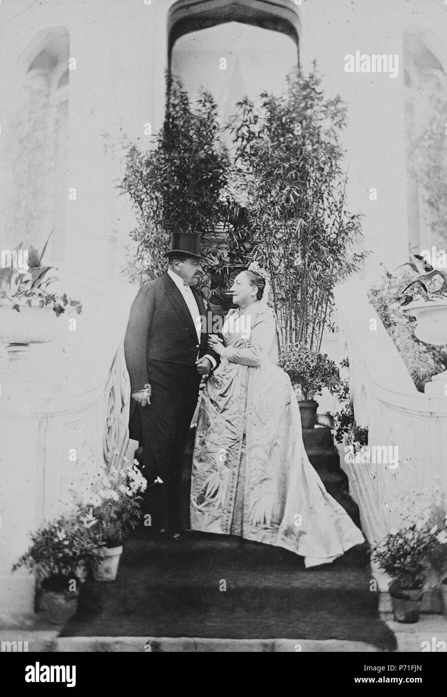 English: Photograph of Ernest II, Duke of Saxe-Coburg-Gotha (1818-93) and his wife Alexandrine, Duchess of Saxe-Coburg-Gotha (1820-1904), taken at the time of their Jubilee, Coburg. Português: Foto de Ernesto II, Duque de Saxe-Coburgo-Gota (1818-1893), e sua esposa Alexandrina (1820-1904), tirada por ocasião de suas bodas de ouro, em Coburgo. circa 1893 78 The Duke and Duchess of Saxe-Coburg-Gotha Stock Photo