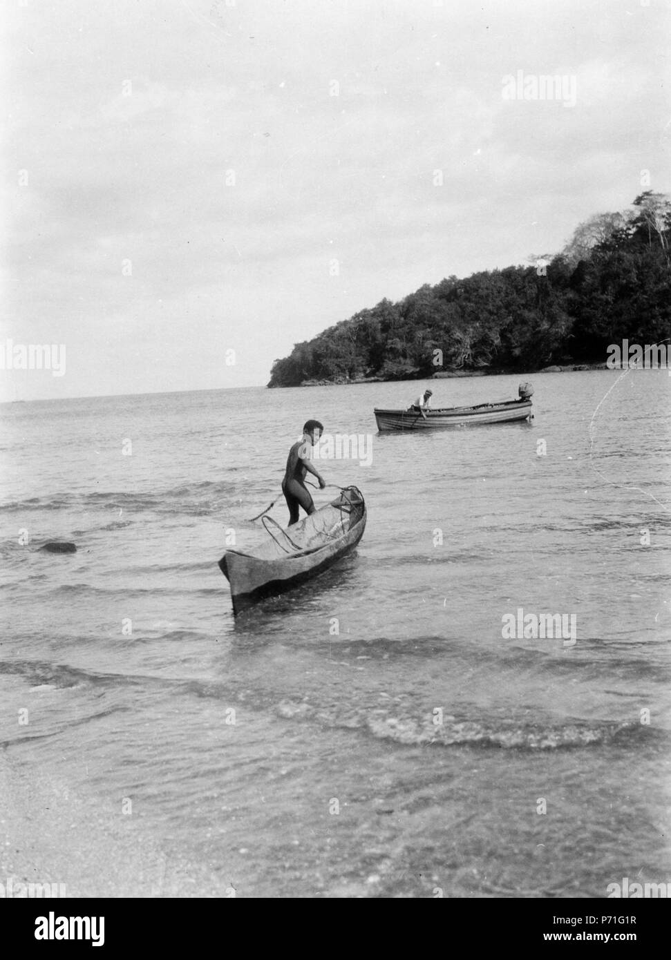181 Pojke i kanot samt expeditionens motorbåt. Pearl Islands. Panama - SMVK - 004140 Stock Photo