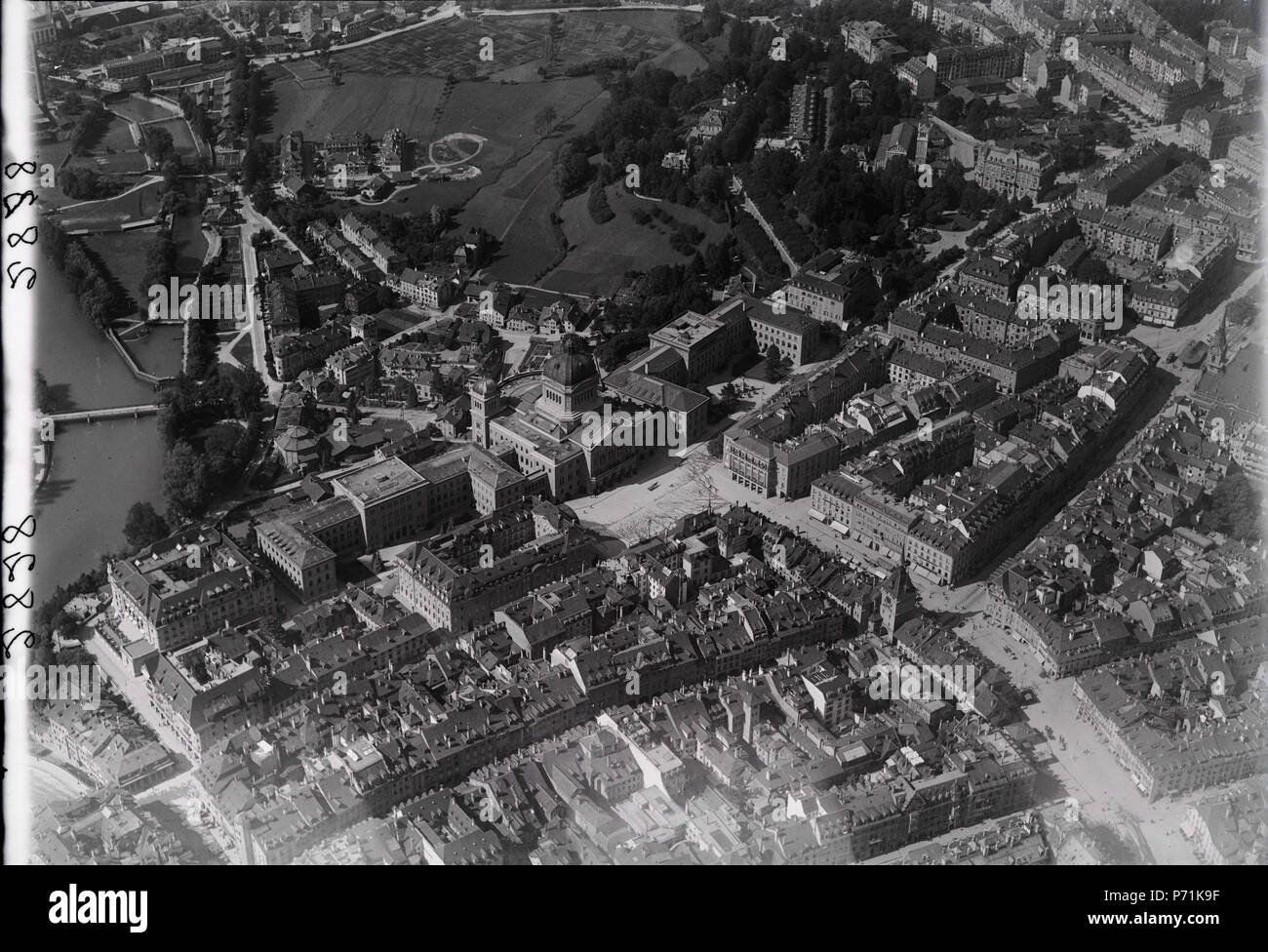 47 ETH-BIB-Bern, Bundeshaus, Bärenplatz und Marziliquartier aus 500 m-Inlandflüge-LBS MH01-002828 Stock Photo