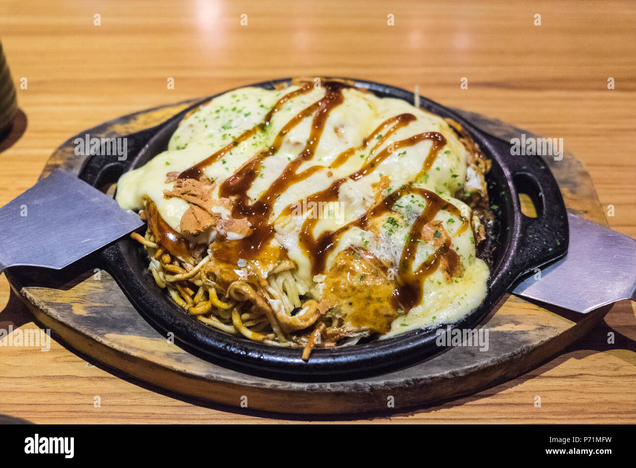 Okonomiyaki,Hiroshima,style,Japanese,cabbage,noodle,pancake,restaurant