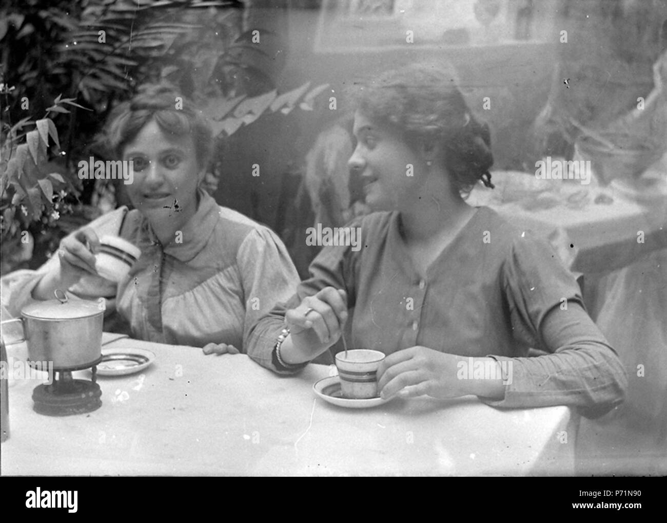 OLYMPUS DIGITAL CAMERA 8 Baldomer Gili Roig. Escena en un cafè (Roma), 1900 - 1910 Stock Photo