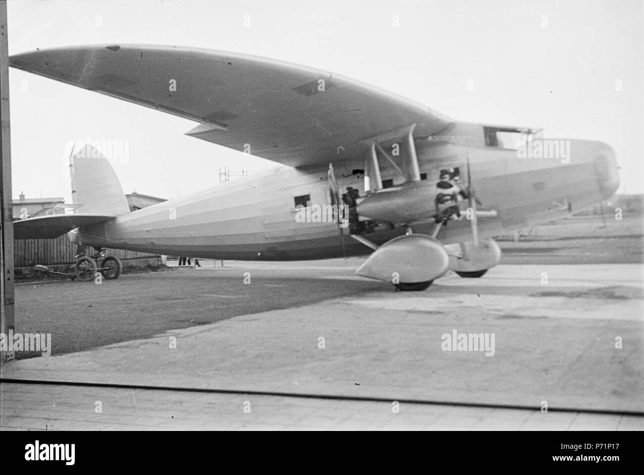 Erstflug: 17.8.31. 1932 Vergleich mit der Ju-52 anl�lich eines Alpenflugs in der Schweiz, 'outclassed  durch die Ju-52, Projekt nicht weiter verfolgt 34 Dornier Do K ETH-BIB-Flugzeug am Boden-Inlandflüge-LBS MH05-72-08 Stock Photo