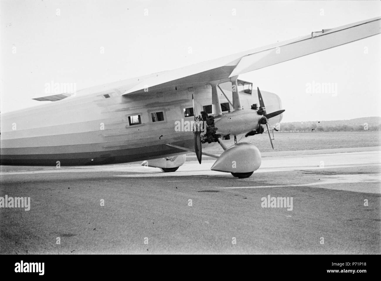 Erstflug: 17.8.31. 1932 Vergleich mit der Ju-52 anl�lich eines Alpenflugs in der Schweiz, 'outclassed  durch die Ju-52, Projekt nicht weiter verfolgt 34 Dornier Do K ETH-BIB-Flugzeug am Boden-Inlandflüge-LBS MH05-72-09 Stock Photo