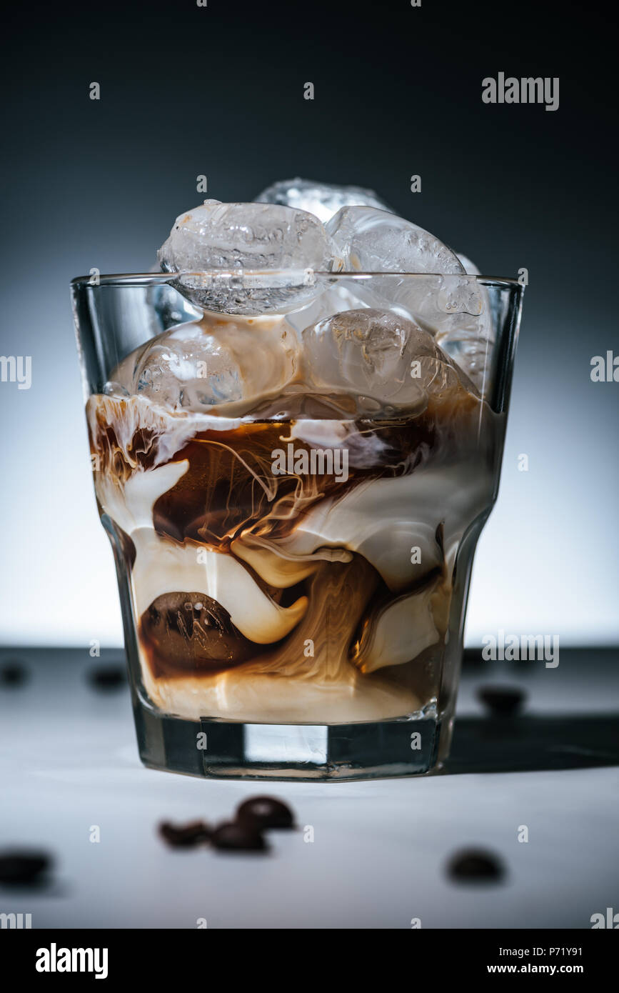 Кофейные кубики льда. Кофе со льдом. Холодный кофе со льдом. Кубики льда в кофе. Айс кофе со льдом.