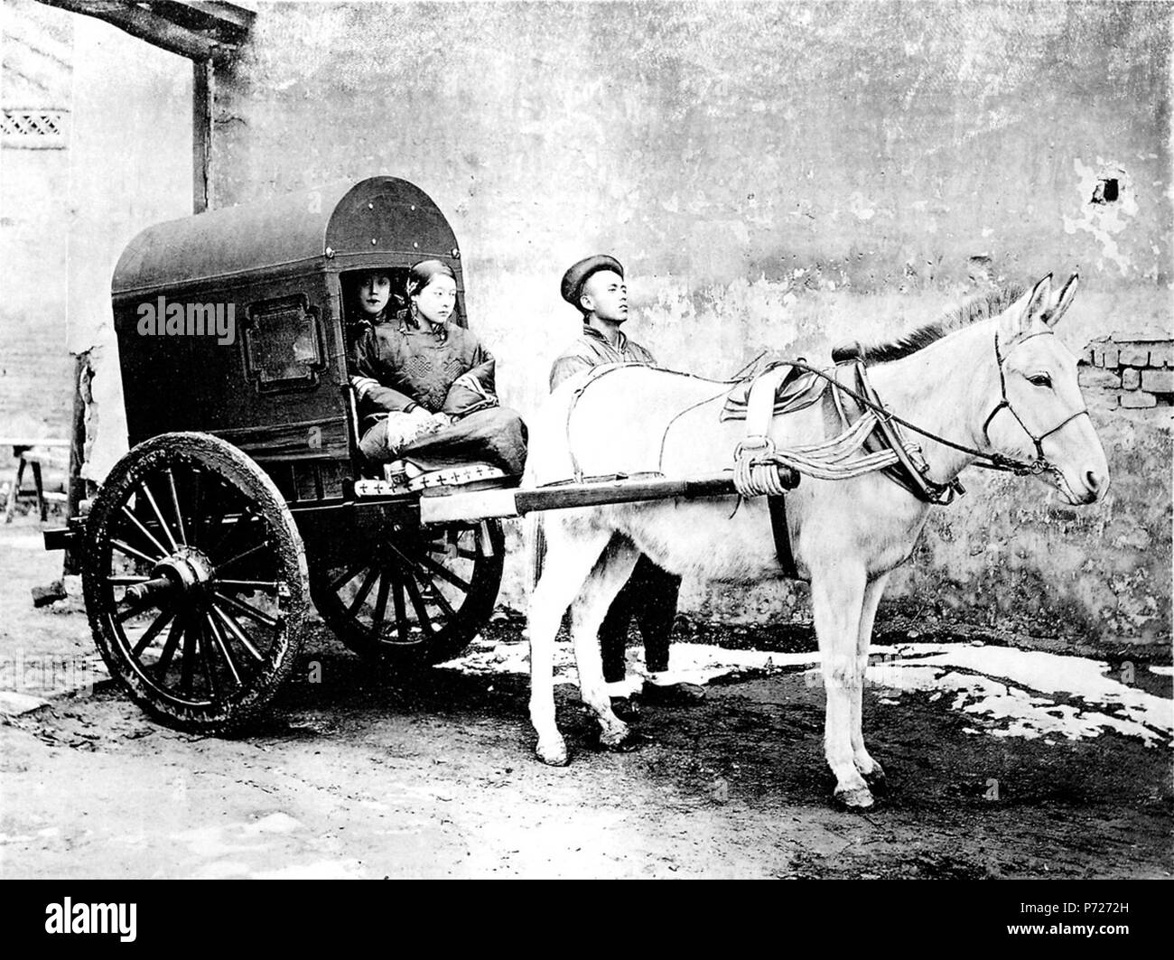 Deutsch: photo from Ein Tagebuch in Bildern . before or in 1902 33 Der Peking-Karren Stock Photo