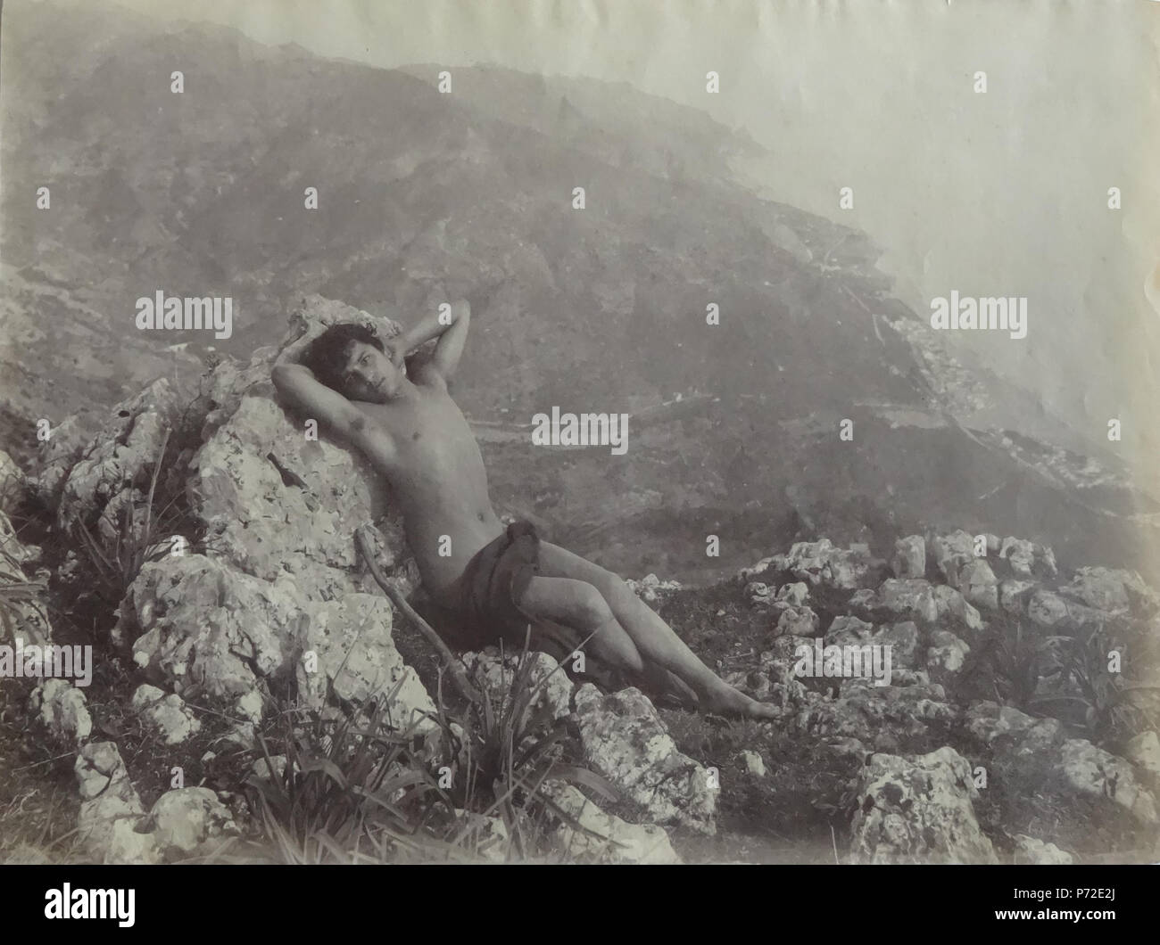 Italiano Wilhelm Von Gloeden 1856 1931 Ragazzo Su Un Poggio Vicino A Taormina Numero Di Catalogo 1223 Sul Retro Riporta Il Timbro Con L Indicazione Del Deposito Legale Deponiert 1900 Una Posa Lievemente Differente Italiano Wilhelm Von Gloeden 1856 1931 Ragazzo Su Un Poggio Vicino A Taormina Numero Di Catalogo 1223 Sul Retro Riporta Il Timbro Con L Indicazione Del Deposito Legale Deponiert 1900 Una Posa Lievemente Differente