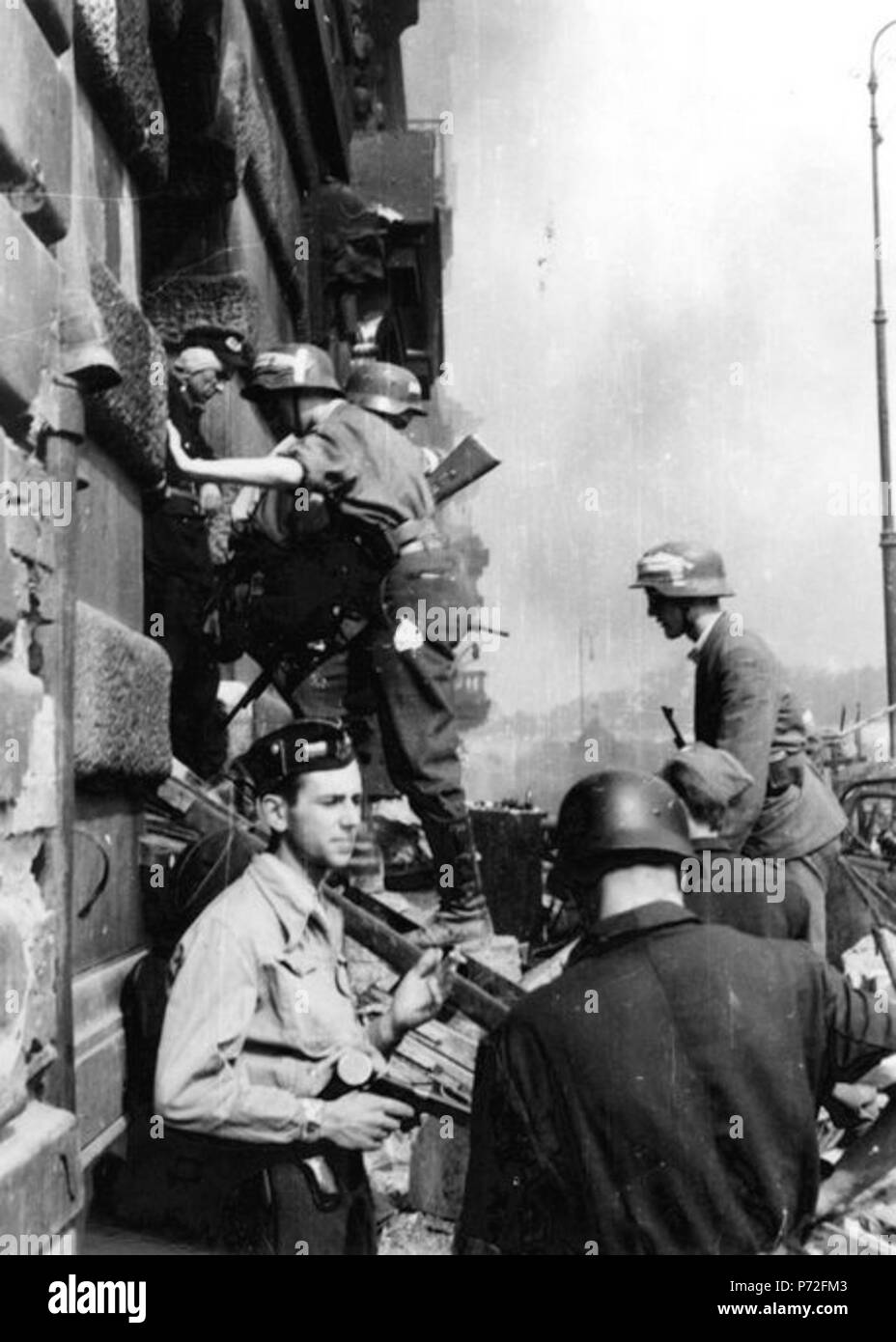English: Warsaw Uprising: Insurgents from 'Kiliski' battalion attack PASTa building at Zielna 37 street. Polski: Powstanie warszawskie: Powstacy z batalionu Kiliski atakuj gmach PAST-y na ulicy Zielnej 37. Parter, pierwsze i drugie pitro budynku s ju opanowane. 20 August 1944 53 Warsaw Uprising by Lokajski - Kilinski at PASTa - 3895 Stock Photo