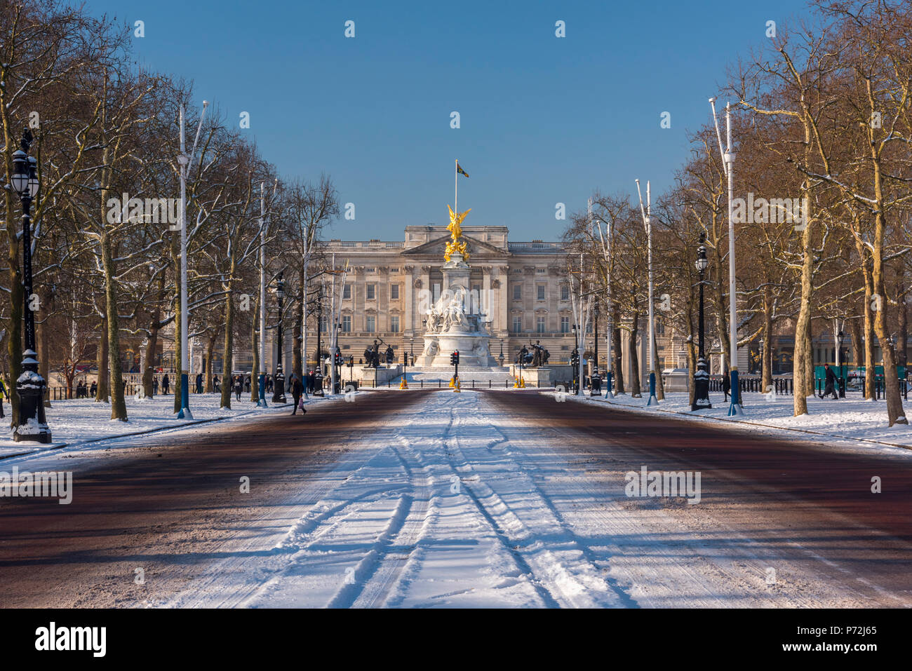 The Mall and Buckingham Palace in the snow, London, England, United Kingdom, Europe Stock Photo