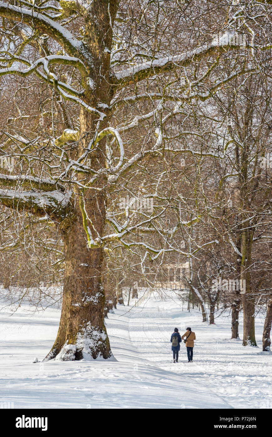 Warm clothing snow park uk hi-res stock photography and images - Alamy