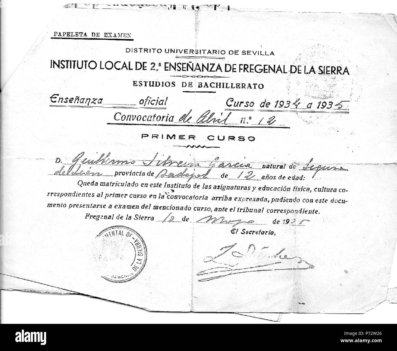 Español: Documento (papeleta de examen) por el que Guillermo Silveira García, natural de Segura de León, provincia de Badajoz, de 12 años de edad, quedaba matriculado en el instituto local de 2.ª enseñanza de Fregenal de la Sierra (Badajoz), pudiendo examinarse de las asignaturas correspondientes al primer curso de bachillerato; expedido por el centro el 10 de mayo de 1935. 30 December 2017 49 Papeleta de examen curso 1934-5 Stock Photo