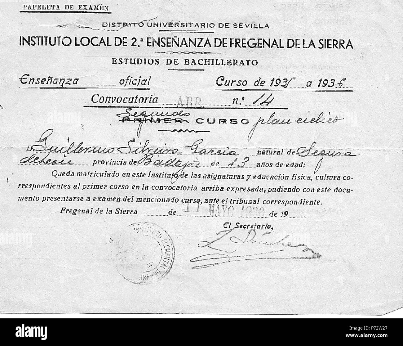 Español: Documento (papeleta de examen) por el que Guillermo Silveira García, natural de Segura de León, provincia de Badajoz, de 13 años de edad, quedaba matriculado en el instituto local de 2.ª enseñanza de Fregenal de la Sierra (Badajoz), pudiendo examinarse de las asignaturas correspondientes al segundo curso de bachillerato; expedido por el centro el 11 de mayo de 1936. 30 December 2017 49 Papeleta de examen curso 1935-6 Stock Photo