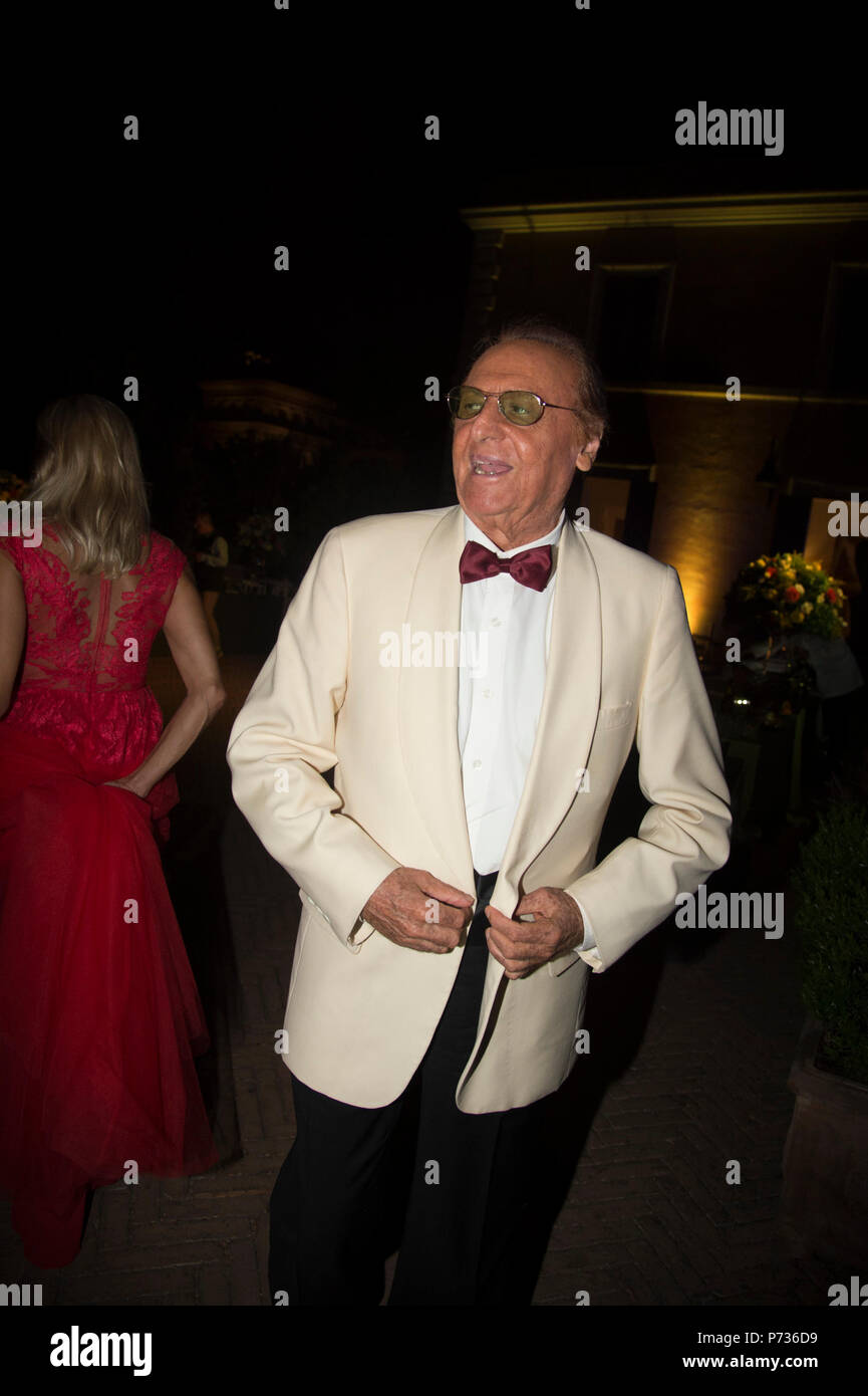 Rome, Birthday by Adriano Aragozzini and Gina Lollobrigida. In the picture Renzo Arbore *** NO