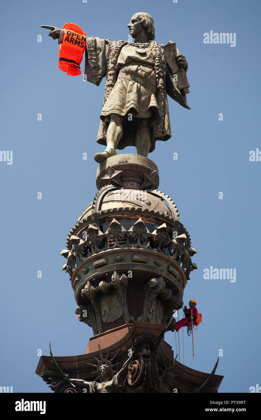 Barcelona. 04th July, 2018.  Activists of the ONG Proactiva Open Arms, have placed a life preserver with the words 'Open Arms' in monument Christopher Columbus tower. The activists have carried out this action for Christopher Columbus to call attention to the loss of lives of migrants and refugees in the Mediterranean Sea. Credit: Charlie Perez/Alamy Live News Stock Photo