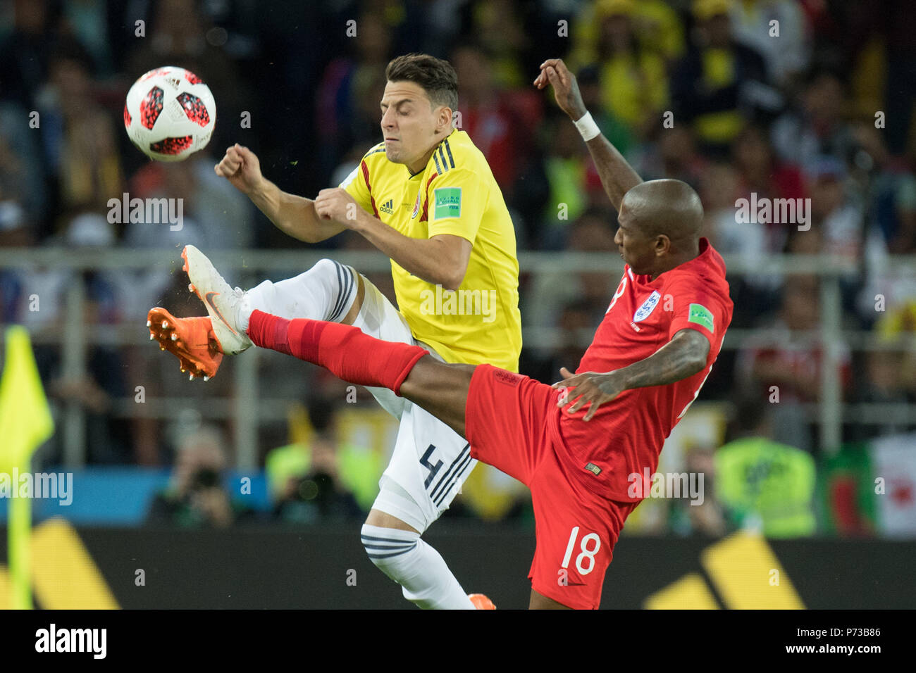 Moscow, Russland. 04th July, 2018. Santiago ARIAS (left, COL) versus Ashley YOUNG (ENG), action, duels, Colombia (COL) - England (ENG) 3: 4 iE, round of 16, game 56, on 03.07.2018 in Moscow; Football World Cup 2018 in Russia from 14.06. - 15.07.2018. | usage worldwide Credit: dpa/Alamy Live News Stock Photo