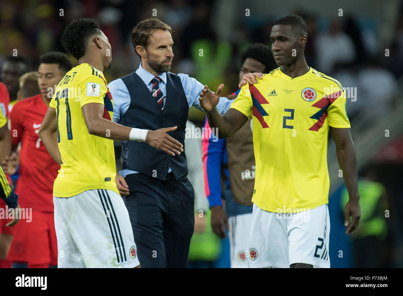 Moscow, Russland. 04th July, 2018. Gareth SOUTHGATE (mi., Coach, ENG) walks to Johan MOJICA (left, COL) and Cristian ZAPATA (COL), thanks, thanking, consolation, comforting, consoling, frustrated, frustrated, verbose, disappointed, showered, decapitation, disappointment, sad, half figure, half figure, Colombia (COL) - England (ENG) 3: 4 iE, Round of 16, Game 56, on 03.07.2018 in Moscow; Football World Cup 2018 in Russia from 14.06. - 15.07.2018. | usage worldwide Credit: dpa/Alamy Live News Stock Photo