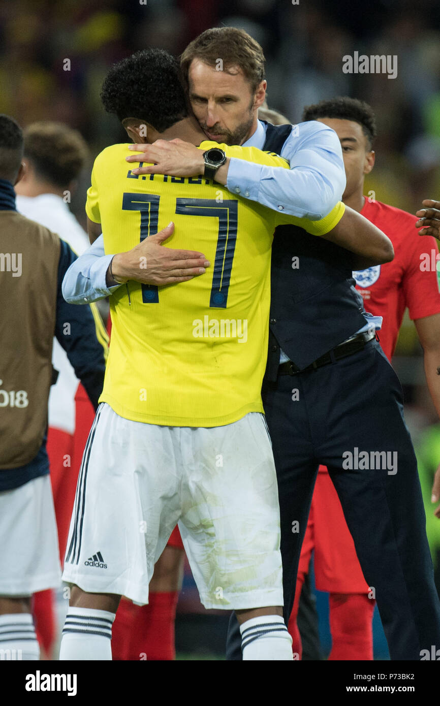 Moscow, Russland. 04th July, 2018. Gareth SOUTHGATE (hi., Coach, ENG) hugs Johan MOJICA (COL) thanks, thankfulness, consolation, comforting, consoling, frustrated, frustrated, latexed, disappointed, showered, decapitation, disappointment, sad, half figure, half figure, portrait, gesture, gesture, Colombia (COL) - England (ENG) 3: 4 iE, Round of 16, Game 56, on 03.07.2018 in Moscow; Football World Cup 2018 in Russia from 14.06. - 15.07.2018. | usage worldwide Credit: dpa/Alamy Live News Stock Photo