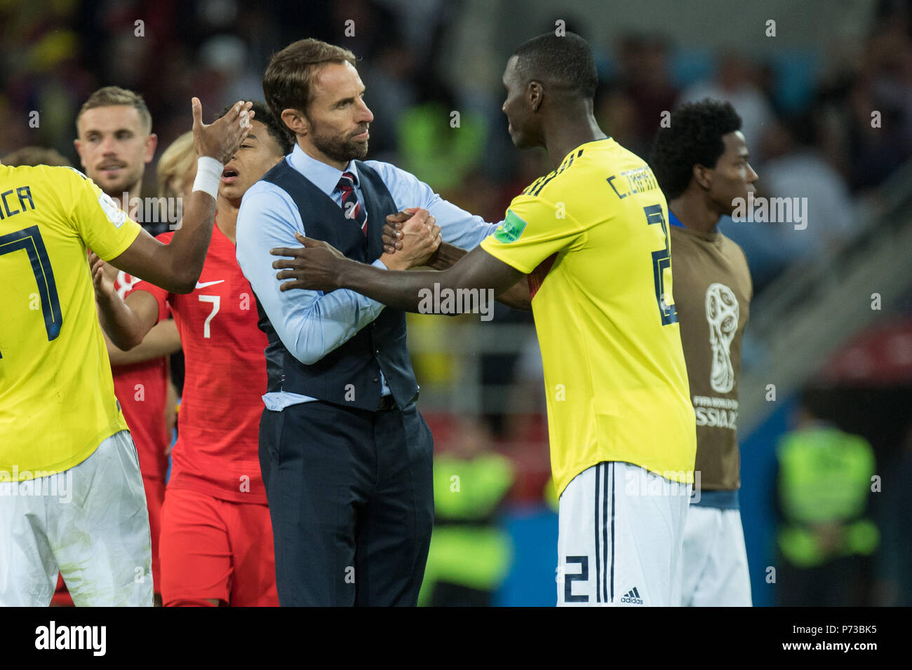 Moscow, Russland. 04th July, 2018. Gareth SOUTHGATE (left, coach, ENG) shakes hands with Cristian ZAPATA (COL), thanks, comforting, consoling, comforting, frustrated, frustrated, late, disappointed, disappointed, frightened, disappointed, sad, half figure, half figure, fair gesture, Colombia (COL) - England (ENG) 3: 4 iE, Round of 16, Game 56, on 03.07.2018 in Moscow; Football World Cup 2018 in Russia from 14.06. - 15.07.2018. | usage worldwide Credit: dpa/Alamy Live News Stock Photo