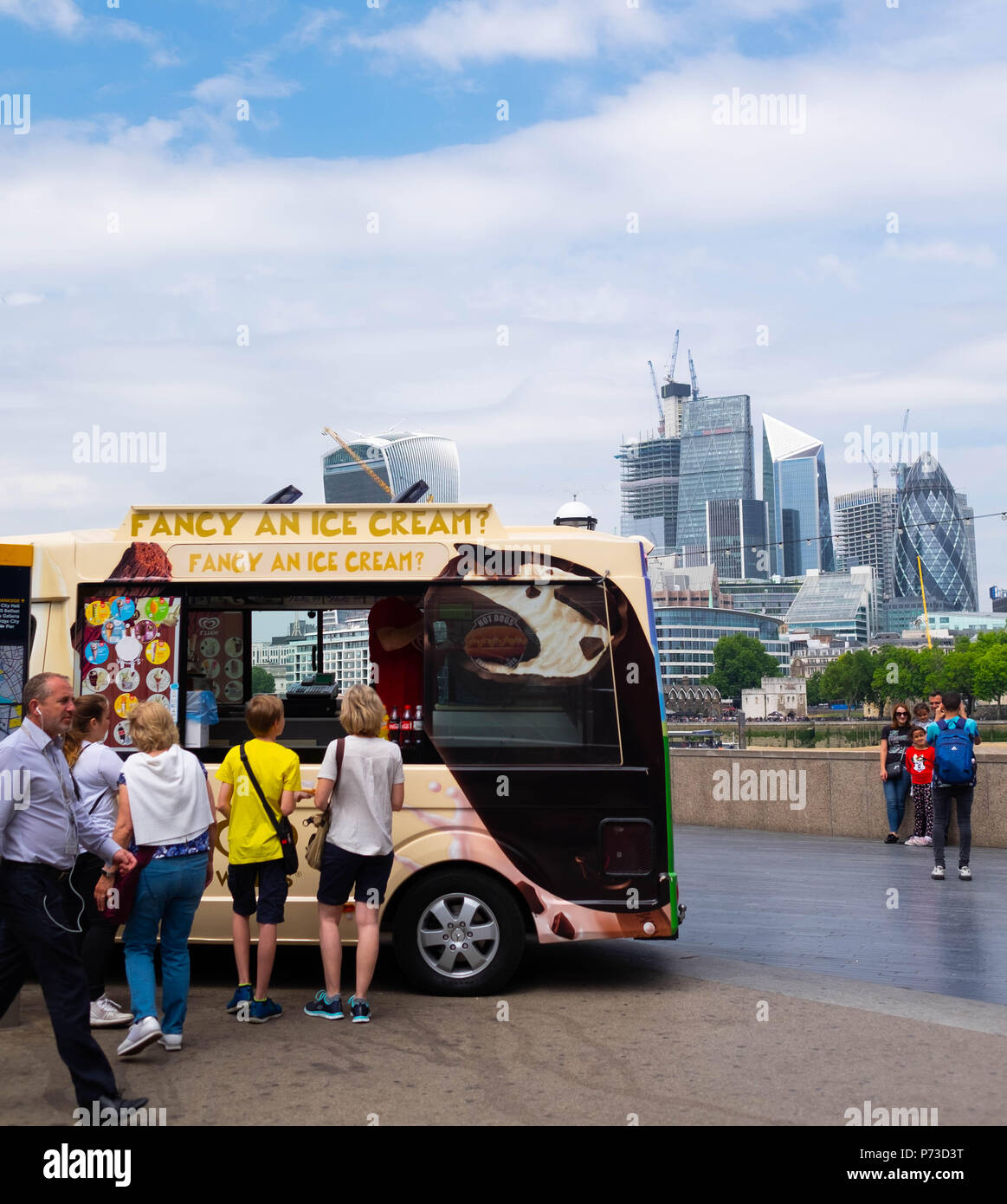 London, England. 4th July 2018. Ice cream on sale near London's Tower Bridge on another very hot day. The present heatwave is set to continue. ©Tim Ring/Alamy Live News Stock Photo