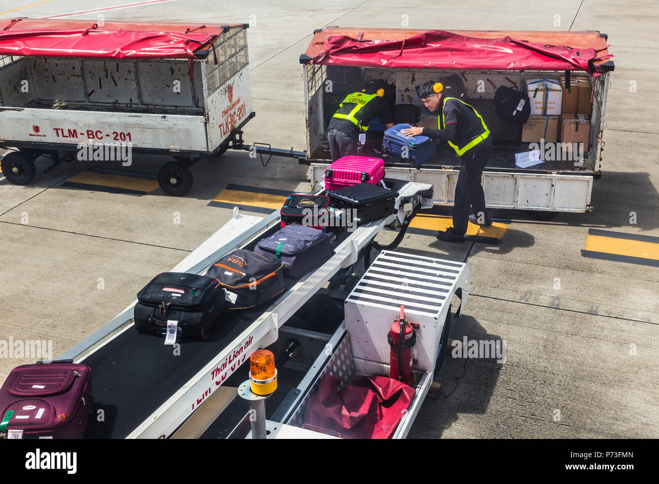 CHIANG MAI, THAILAND - 28 June 2018 - Thai ground staff load passenger luggages on the airplane through the conveyor on 28, 2018 at Chia Stock - Alamy