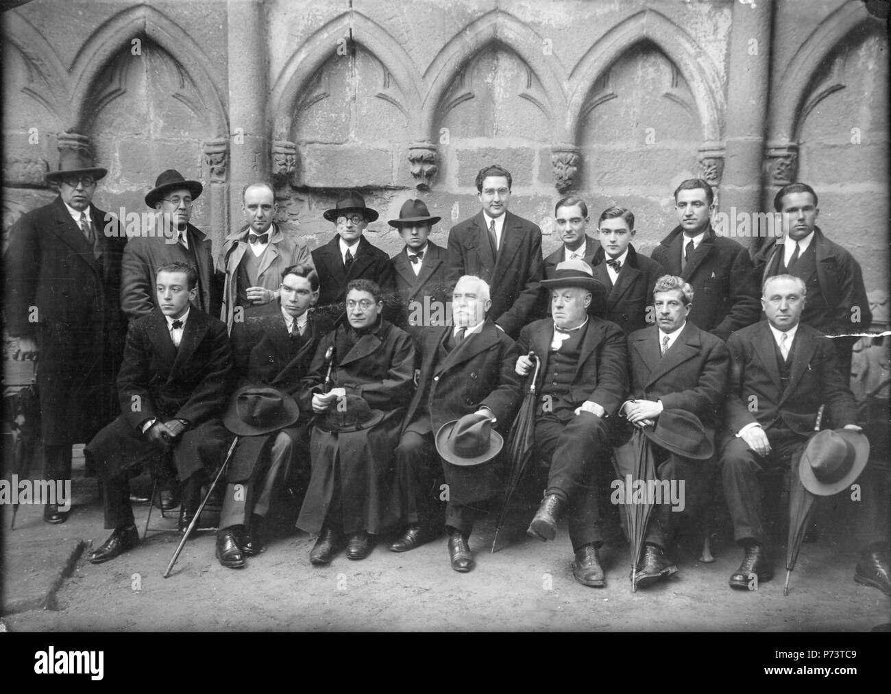 Membros do Seminario de Estudos Galegos, en 1928, nas Ruínas de San Domingos de Pontevedra. De esquerda a dereita:  De pé: Otero Pedrayo, Losada, López Cuevillas, Risco, Carballo Calero, Filgueira Valverde, García Paz, Pintos Fonseca, Fraguas e Fernández Osorio-Tafall.  Sentados: Parga Pondal, Moralejo Laso, Carro, Cabeza de León, Arias Sanjurjo, Álvarez Limeses e Novás. 1928 46 Membros do Seminario de Estudos Galegos en 1928 Stock Photo