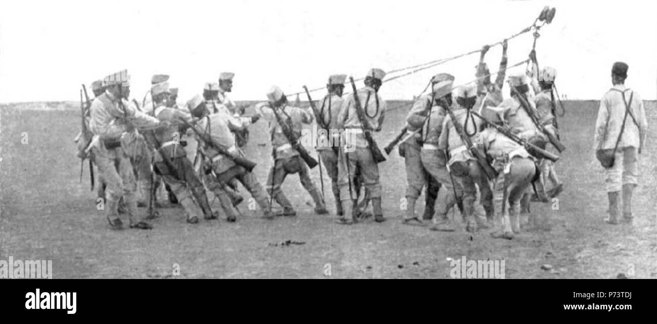 Español: Fragmento de una fotografía mayor que muestra a un grupo de ingenieros militares españoles elevando un globo cautivo en el aérodromo de Cuatro Vientos. 1911 47 Militares elevando un globo 1911 Stock Photo