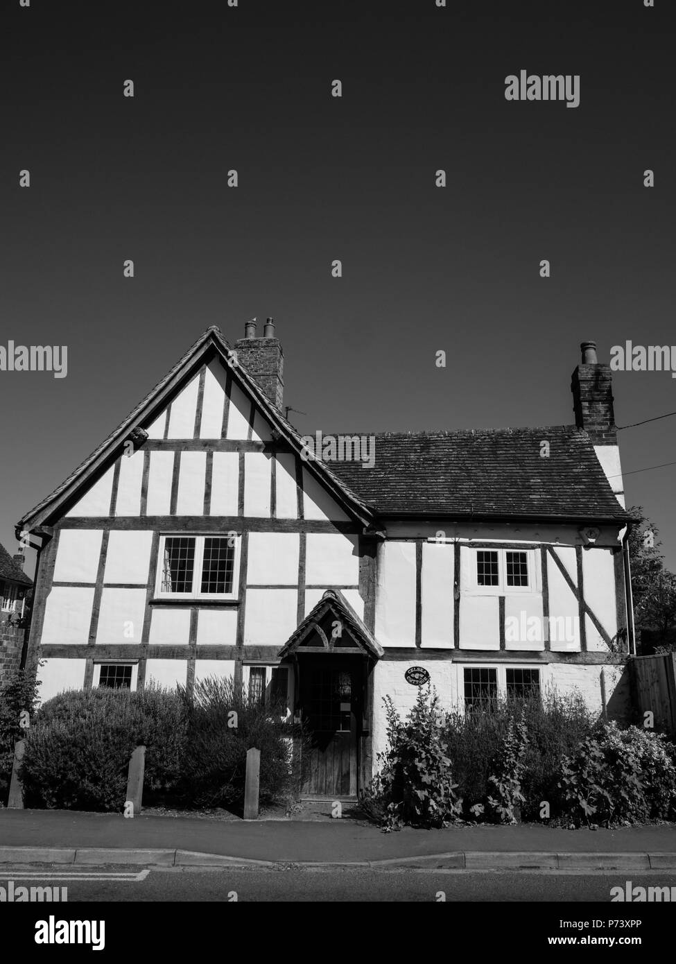 Traditional english cottage Black and White Stock Photos & Images - Alamy