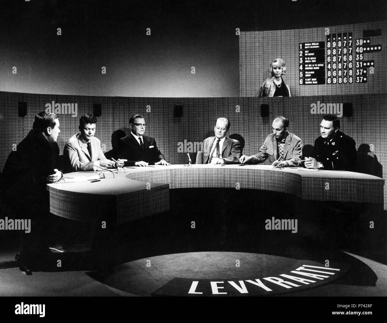Tesvisio 1957-1965, the first television channel in Finland. The Rocord Jury. Tesvisio. 'Levyraati'-ohjelma, juontaja Jaakko Jahnukainen. Raadin jäsenet: Jopi  Eräkare, Mauno Maunola (Maukka Maunola), Paavo Einiö, tunnistamaton ja Auvo Nuotio. Stock Photo