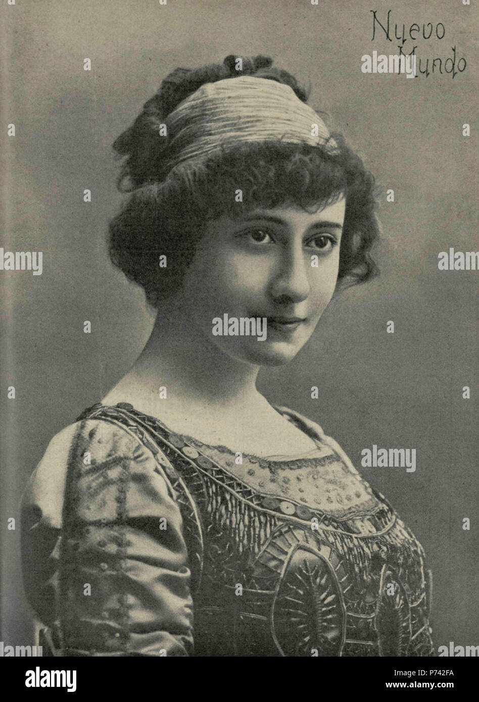 Español: Adela Carbone, bella actriz del Teatro de la Comedia. 8 September 1910 2 1910-09-08, Nuevo Mundo, Adela Carbone, Calvache (cropped) Stock Photo