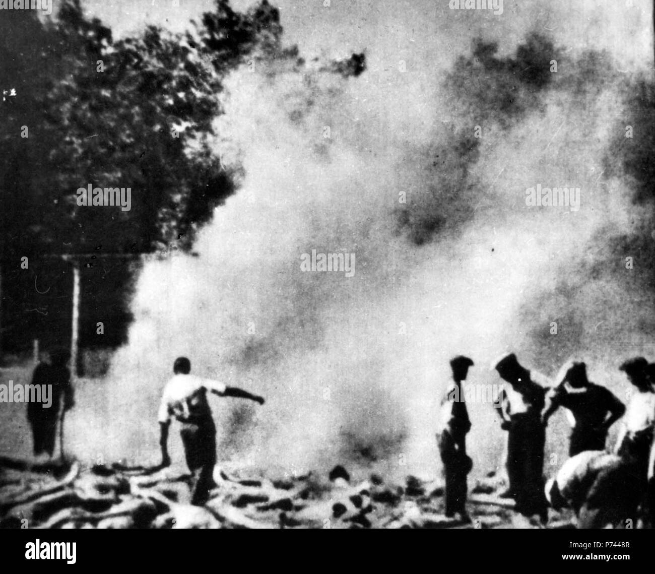 Nederlands: Auschwitz, Poland, Cremation of bodies by the Sonderkommando. August 1944 4 Auschwitz, Poland, Cremation of bodies by the Sonderkommando Stock Photo
