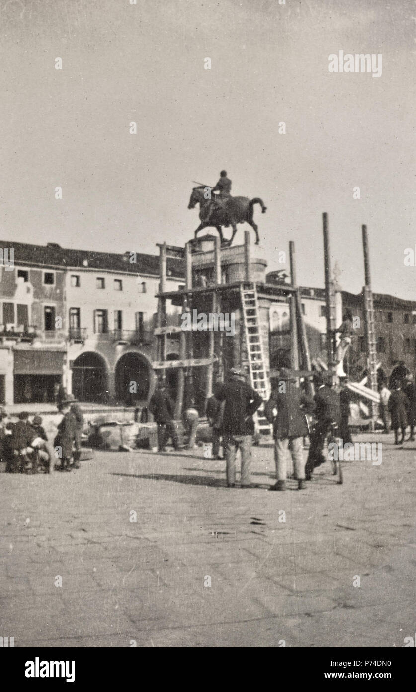English: The 'Gattamelata' equestrian monument, under restoration, in Padova. 1917 49 The &quot;Gattamelata&quot; equestrian monument, under restoration, in Padova 1917 Stock Photo