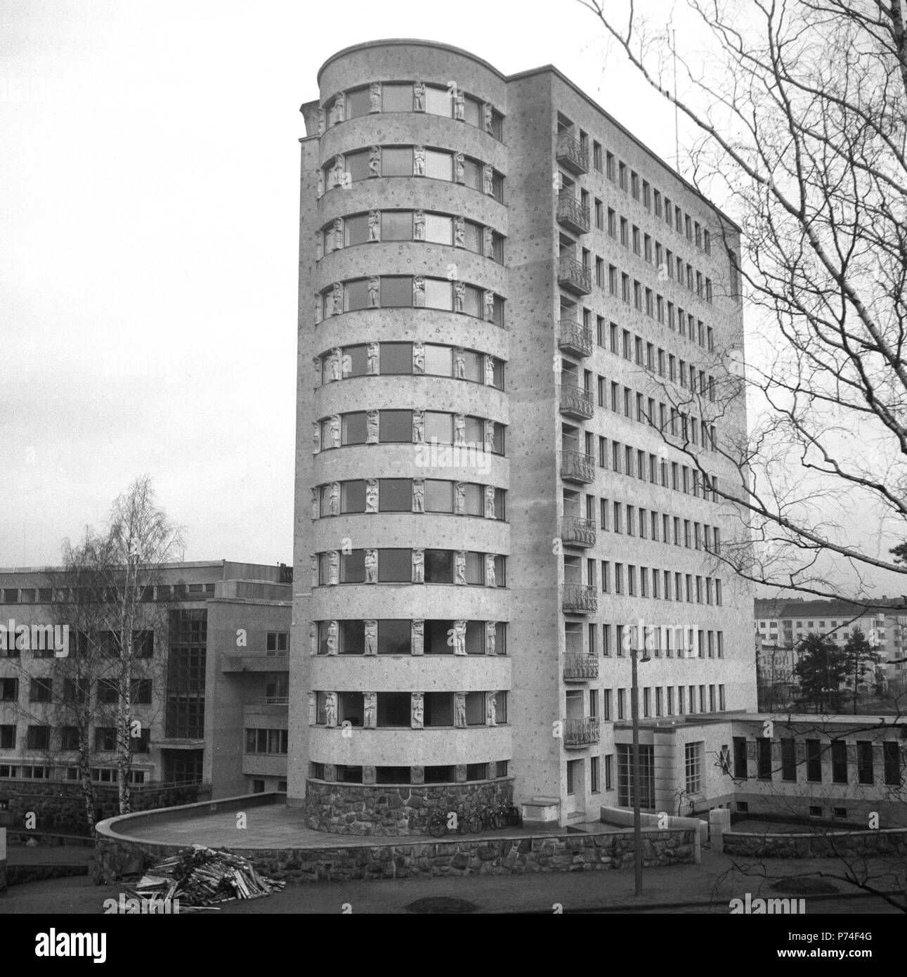 Newly-built Children's hospital 1948 in Helsinki. Vasta valmistunut Lastenlinna (Helsingin lastensairaala) Helsingin Töölössä 1948,  12-kerroksinen sairaalan torni. Arkkitehdit: Elsi Borg, Otto Flodin ja Olavi Sorta.  Lastenlinnan sairaala. Stock Photo