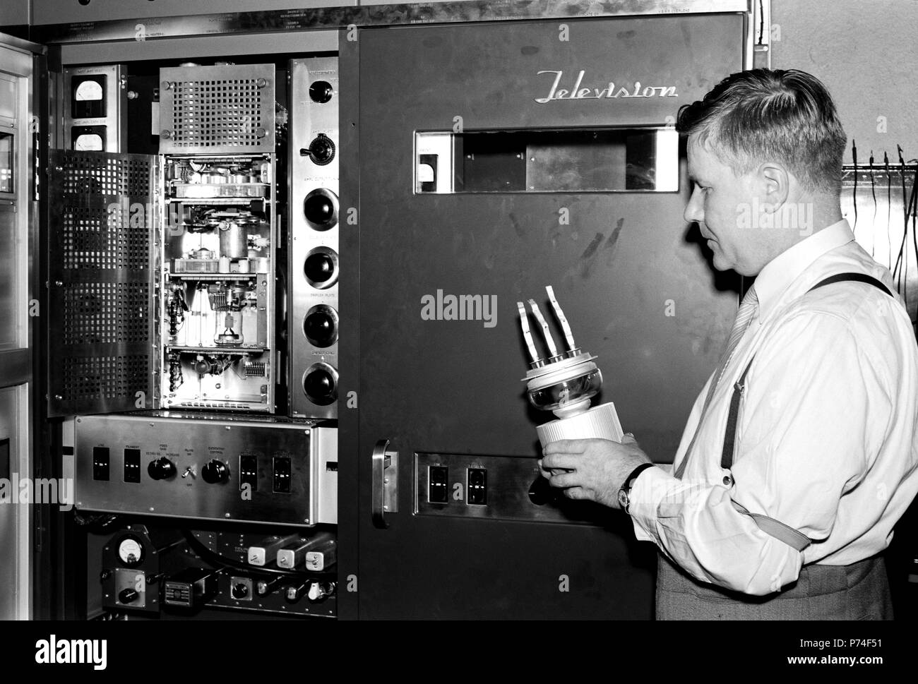 Yleisradio. Televisiotoiminnan alku. Yleisradion omalla työpajalla on Yhdysvalloista  29.6.1956 saapunut televisiolähetin viritettävänä ja työtä johtaa insinööri Lauri Häkkinen.  Hän seisoo RCA:n televisiolähettimen (tyyppimerkintä RCA TT-2AH) kuvaosakaapin edessä  ja hänellä on kädessään kuvalähettimen pääteputki (tyyppimerkintä on 7C24) eli tehotriodi  jolla kehitettiin antenniin menevän kuvasignaalin 2 kW teho. Pääteputki oli myös RCA :n  omaa tuotantoa. Stock Photo