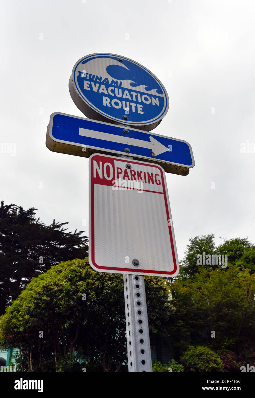 Tsunami Evacuation Route sign in Newport, Oregon Stock Photo