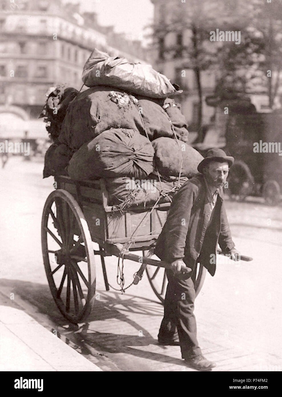 Deutsch: Ein Lumpensammler früh morgens in Paris, Avenue des Gobelins, Paris, 1899 . 1899 160 Lumpensammler Stock Photo