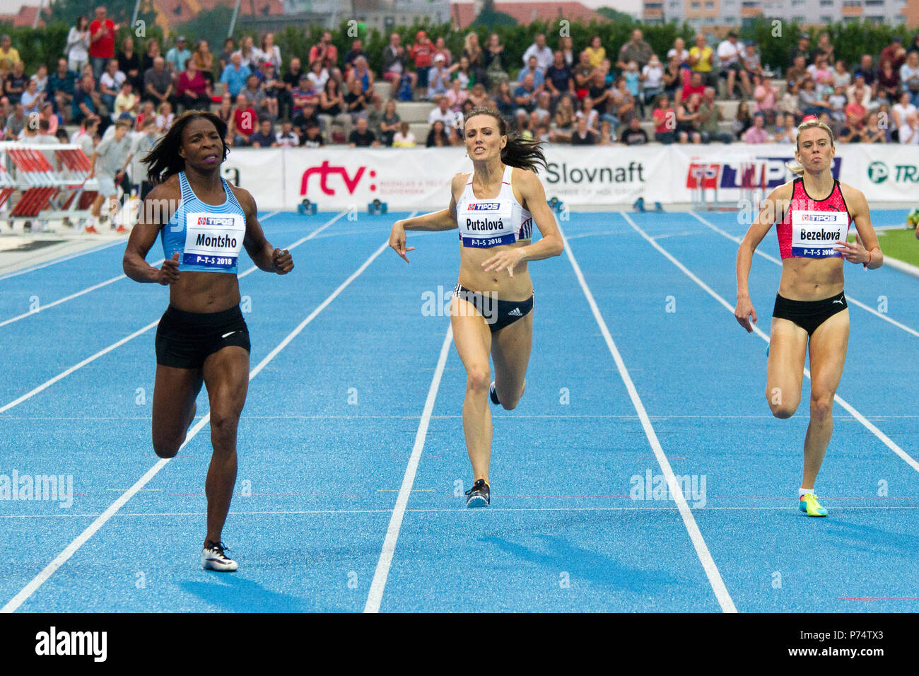 Women's 400 metre run at the P-T-S athletics meeting in the sports site ...