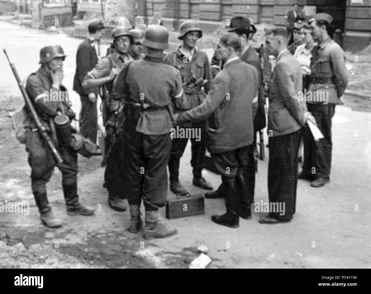 English: Warsaw Uprising: Debriefing of soldiers from 'Koszta' Company at Moniuszki Street. Polski: Powstanie warszawskie: Odprawa onierzy 2 plutonu kompanii ochrony Sztabu Obszaru ('Koszty') przy ulicy Moniuszki. late August 1944 53 Warsaw Uprising by Lokajski - Koszta Company - 4073 Stock Photo