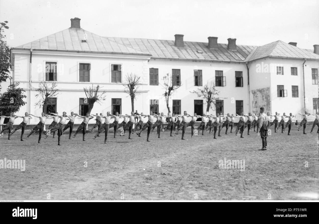 70 Narcyz Witczak-Witaczyński - Trening w Szkole Podoficerów Zawodowych Kawalerii (107-135-1) Stock Photo
